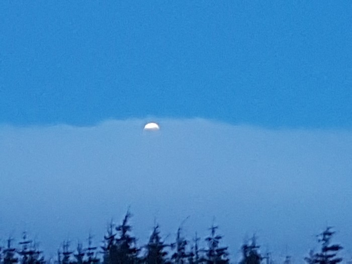 Měsíc na nás koukal skrz mraky