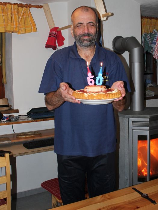 Vojta OK1JKV se svým narozeninovým dortem