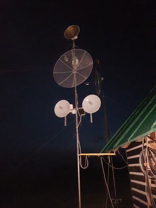 Noční pohled na paraboly pro pásma 23 - 6 cm a 24 GHz